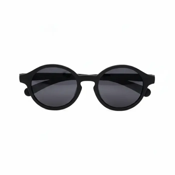 Lunette de soleil pour enfant ronde noire Lunette de soleil pour enfant à monture ronde épaisse noire avec verres sombres et branches épaisses, vue de face.