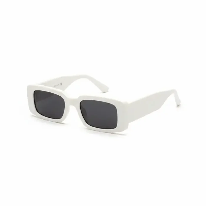 Lunette de soleil pour femme rectangulaire blanche Personne portant une lunette de soleil pour femme rectangulaire blanche à verres foncés, style moderne.