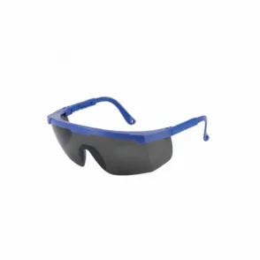 Lunette de soleil protection UV avec monture plastique bleue enveloppante et verres noirs teintés, branches fines courbées.