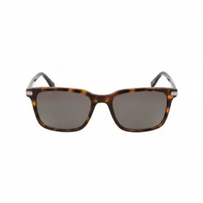 Lunette de soleil rectangulaire en écaille de tortue, verres foncés fumés et deux bandes argentées aux tempes.