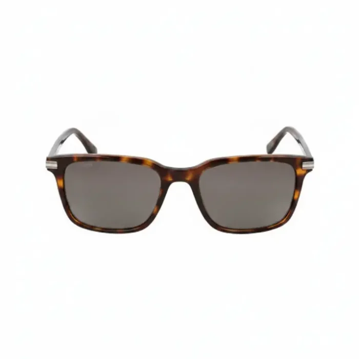 Lunette de soleil rectangulaire écaille verres fumés Lunette de soleil rectangulaire en écaille de tortue, verres foncés fumés et deux bandes argentées aux tempes.