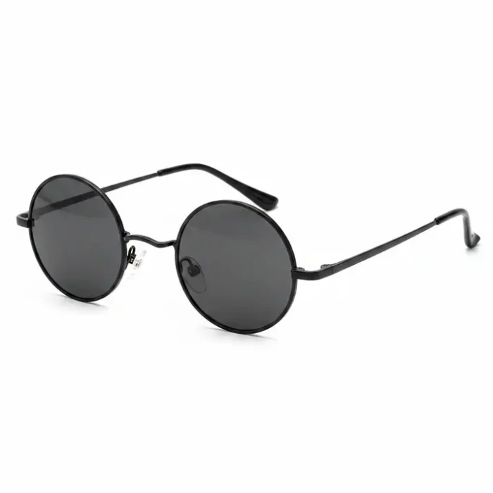 Lunette de soleil ronde homme en métal sombre Lunette de soleil ronde homme avec verres ronds foncés et monture minimaliste en métal sombre, branches fines droites.