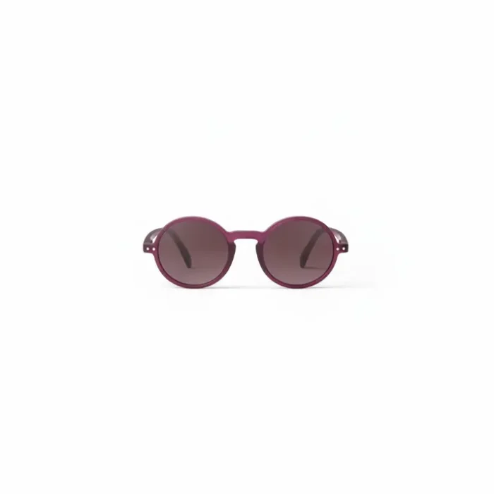 Lunette de soleil rouge ronde à verres foncés Lunette de soleil rouge ronde avec monture rouge unie, branches assorties et verres foncés protecteurs.