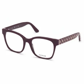 Lunette de vue Guess rectangulaire pourpre, monture épaisse avec logo sur une lentille et branches à motifs dorés.