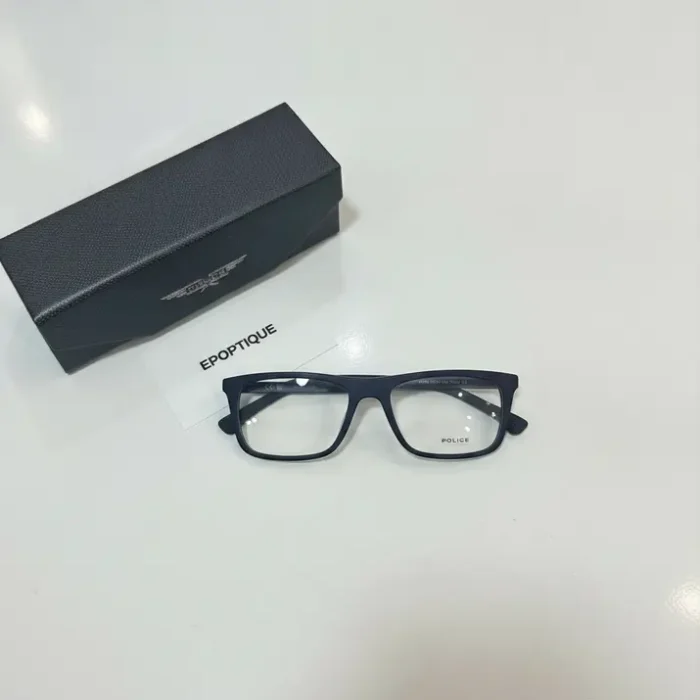 Lunette de vue Police noire rectangulaire avec étui Lunette de vue Police à monture noire épaisse rectangulaire avec verres transparents, posée à côté d’un étui rigide noir.