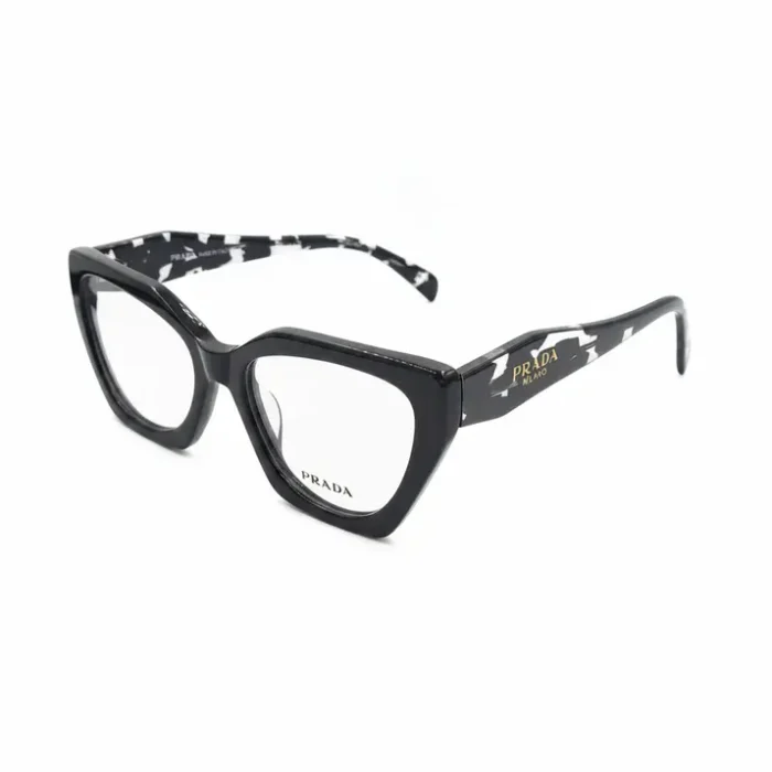 Lunette de vue Prada rectangulaire noire Lunette de vue Prada rectangulaire noire à monture épaisse, verres transparents et branches motif noir et blanc avec logo doré.