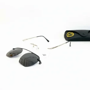 Lunette de vue avec clip solaire Ray Ban, monture métallique fine, verres transparents et clip solaire teinté, étui noir derrière.