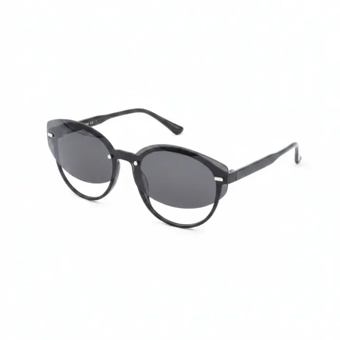 Lunette de vue avec clip solaire amovible, verres clairs et clip teinté fixé à l’avant par points d’attache.
