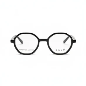 Femme portant une lunette de vue femme à monture noire brillante, forme géométrique, avec verres transparents.