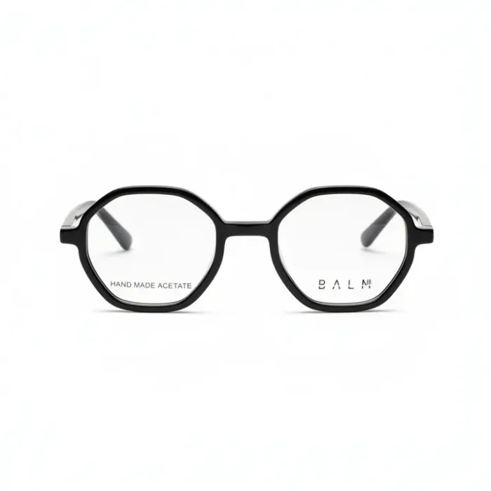 Femme portant une lunette de vue femme à monture noire brillante, forme géométrique, avec verres transparents.