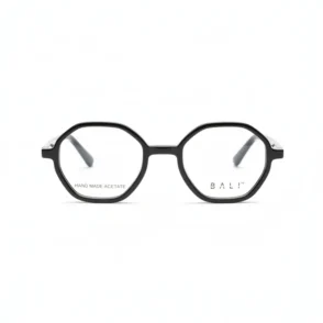 Femme portant une lunette de vue pour femme noire à monture géométrique octogonale, verres transparents et branches épaisses.