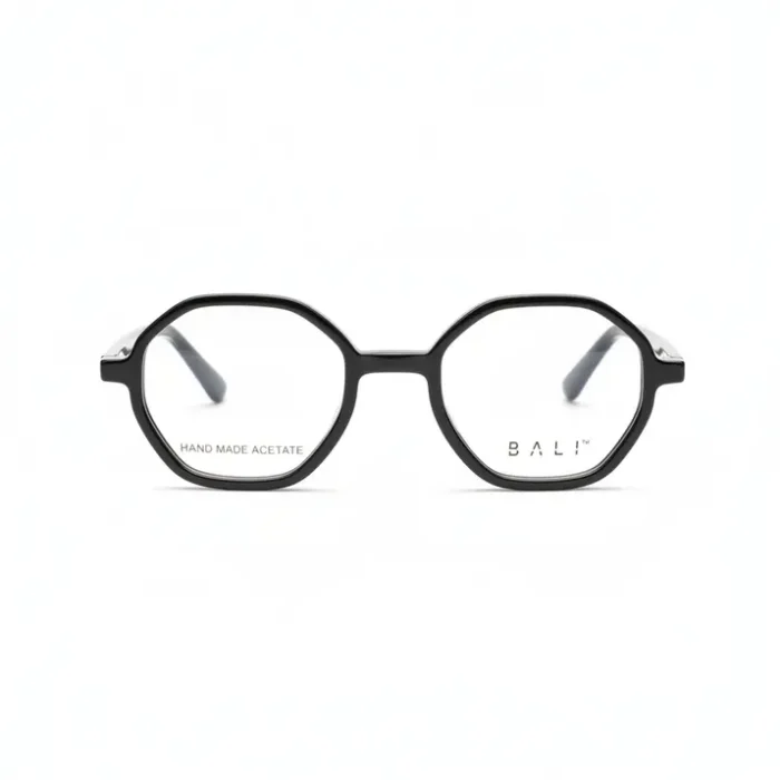 Femme portant une lunette de vue pour femme noire à monture géométrique octogonale, verres transparents et branches épaisses.