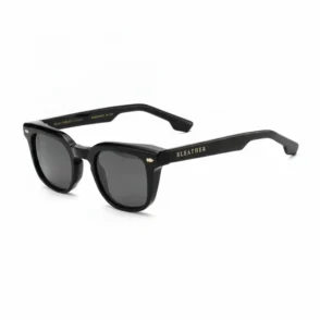 Lunette de vue solaire homme avec monture moderne et verres teintés, portée pour protéger les yeux au soleil.