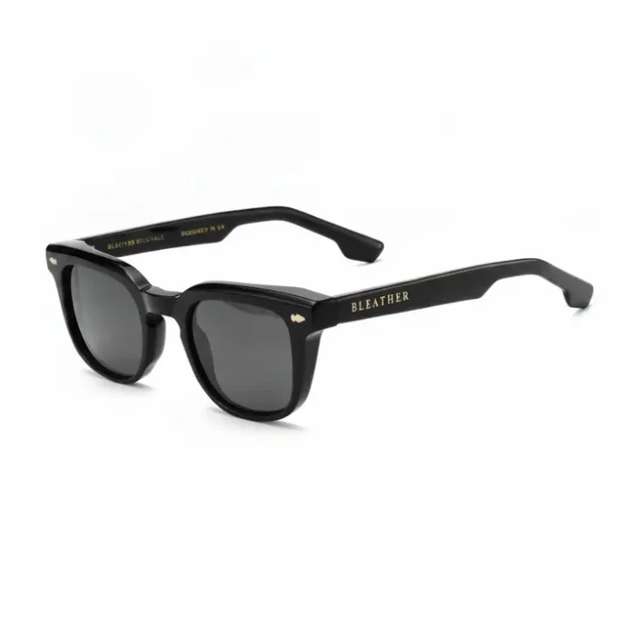 Lunette de vue solaire homme avec monture moderne et verres teintés, portée pour protéger les yeux au soleil.