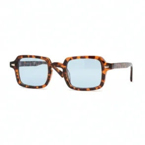 Lunette de vue teinté à monture rectangulaire épaisse motif écaille brun et noir, avec verres légèrement sombres et branches droites.