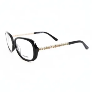 Lunettes de vue femme Chanel rectangulaires noires avec branches robustes et motifs dorés métalliques, vue de face et côté.