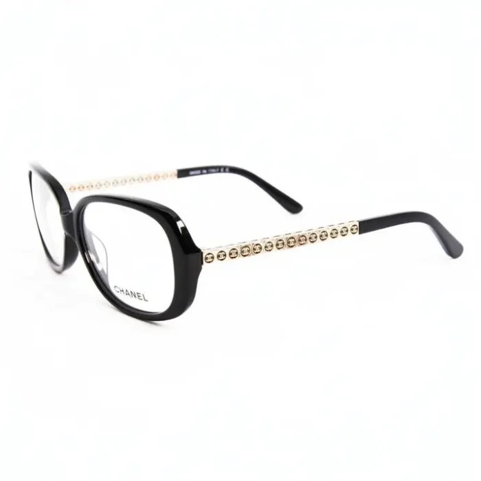 Lunettes de vue femme Chanel rectangulaires noires avec branches robustes et motifs dorés métalliques, vue de face et côté.