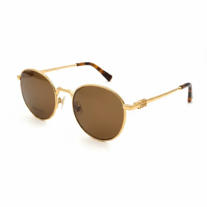 Miu Miu lunettes de soleil femme élégantes Miu Miu lunettes de soleil femme portées par une femme, monture chic et verres teintés, style mode.