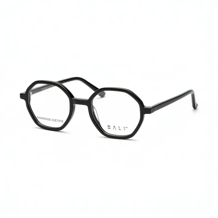 Femme portant un Model de lunette de vue pour femme noir, monture octogonale épaisse, verres transparents, main sur la branche.