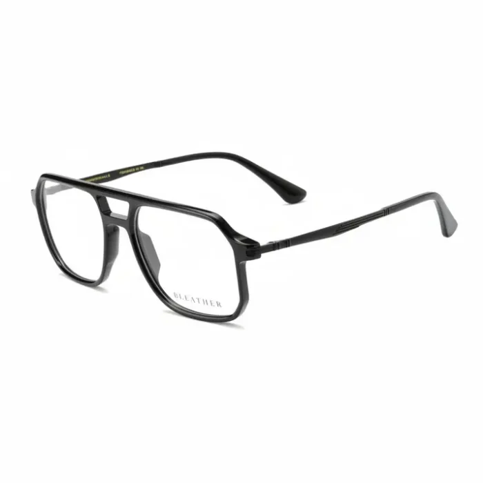 Modele lunette de vue homme noir rectangulaire Modele lunette de vue homme à monture noir brillant, forme rectangulaire, branches fines et verres larges.
