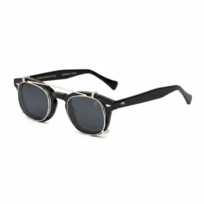 Monture lunette avec clip solaire en plastique noir, branches épaisses et clip teinté foncé fixé par un cadre métal.