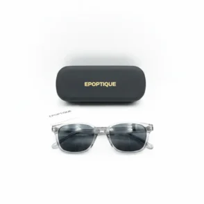 Opticien lunette de soleil à monture plastique transparente rectangulaire, verres noirs, avec étui noir et notice à côté.