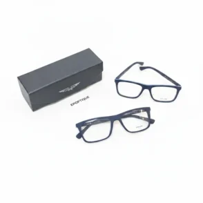 Police lunette de vue bleue rectangulaire avec verres transparents, posée près d’un étui noir et d’une carte EPOPTIQUE.