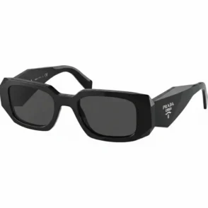 Prada lunette de soleil homme avec monture noire épaisse rectangulaire, verres foncés et logo Prada sur les branches.