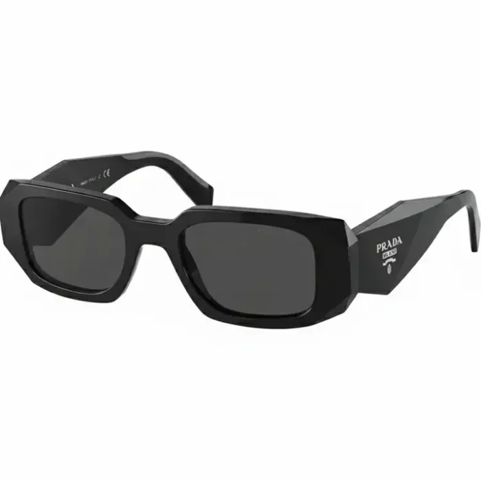Prada lunette de soleil homme noire rectangulaire Prada lunette de soleil homme avec monture noire épaisse rectangulaire, verres foncés et logo Prada sur les branches.