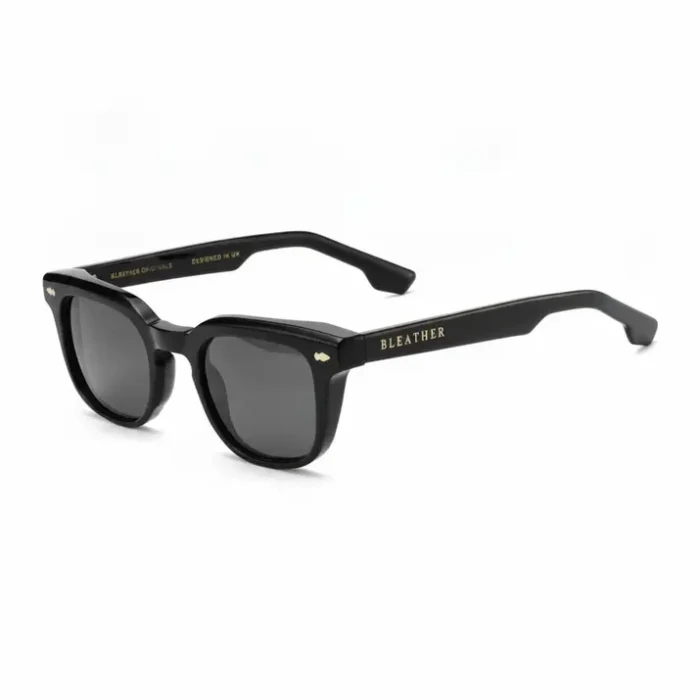 Prix lunettes de soleil noires design moderne Prix lunettes de soleil : paire de lunettes noires unisexe, monture épaisse et verres sombres, forme carrée arrondie.